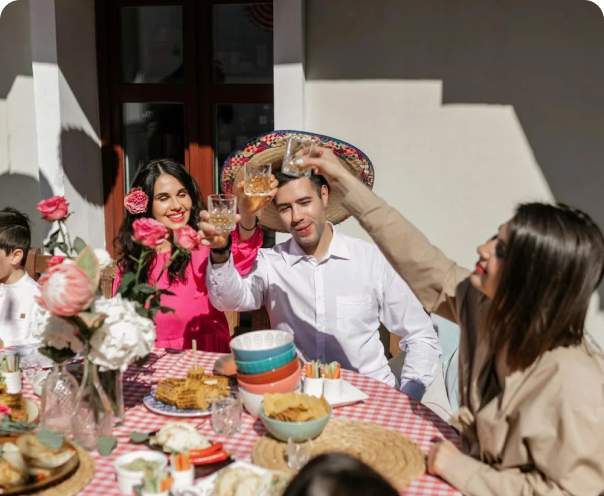 Eine Gruppe feiert den Taco Tuesday mit mexikanischem Essen
